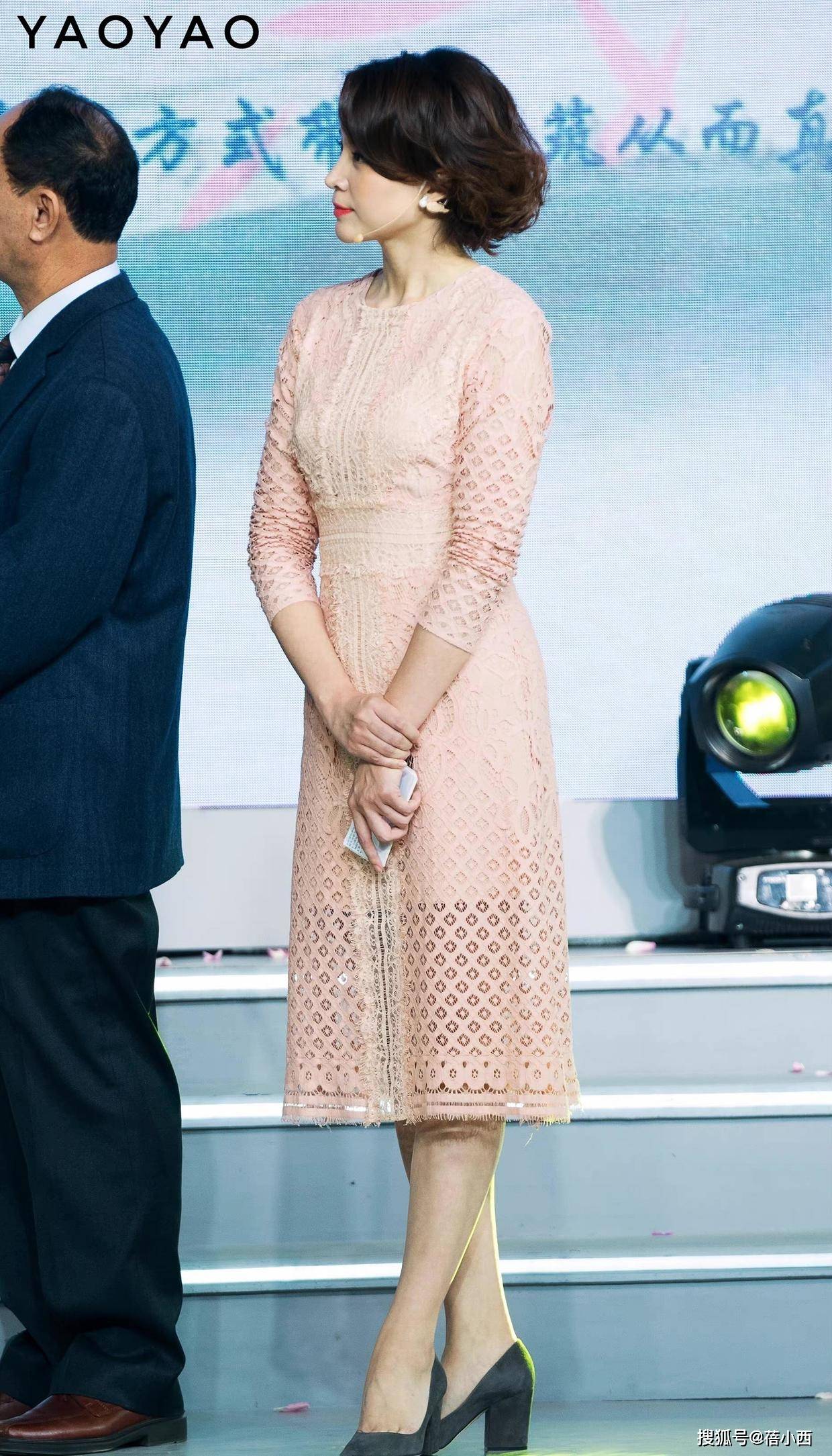 董卿怎么可以这么美?穿红色连衣裙配短发亮相,骨子里透着高级感