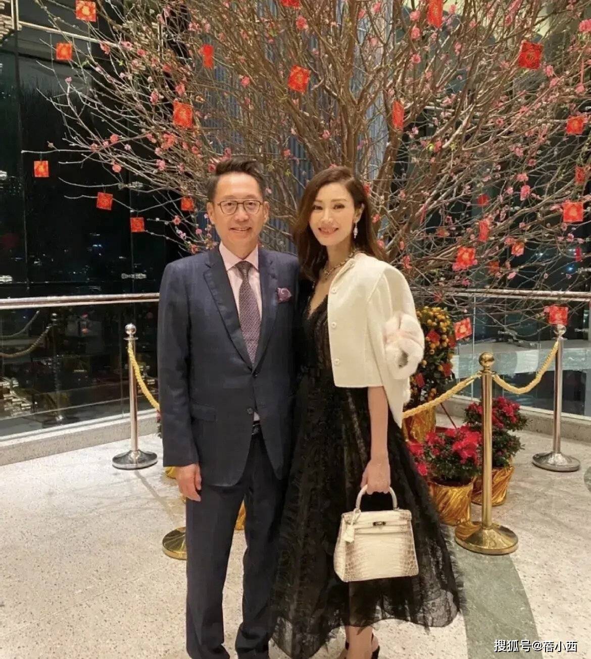 53岁李嘉欣晒一家三口全家福,打扮粉嫩太尴尬,11岁儿子颜值普通