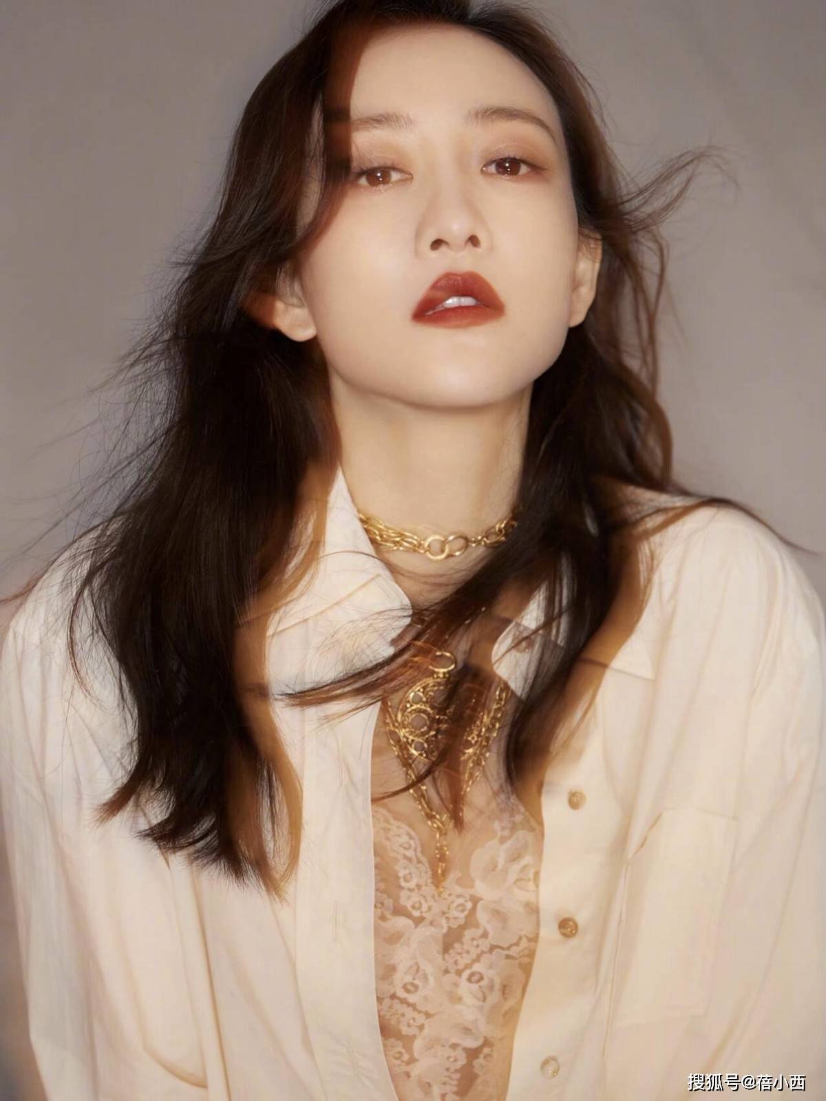 王鸥当妈后又杀回来穿背心吊袜带束脚裤大秀身材真是辣眼睛