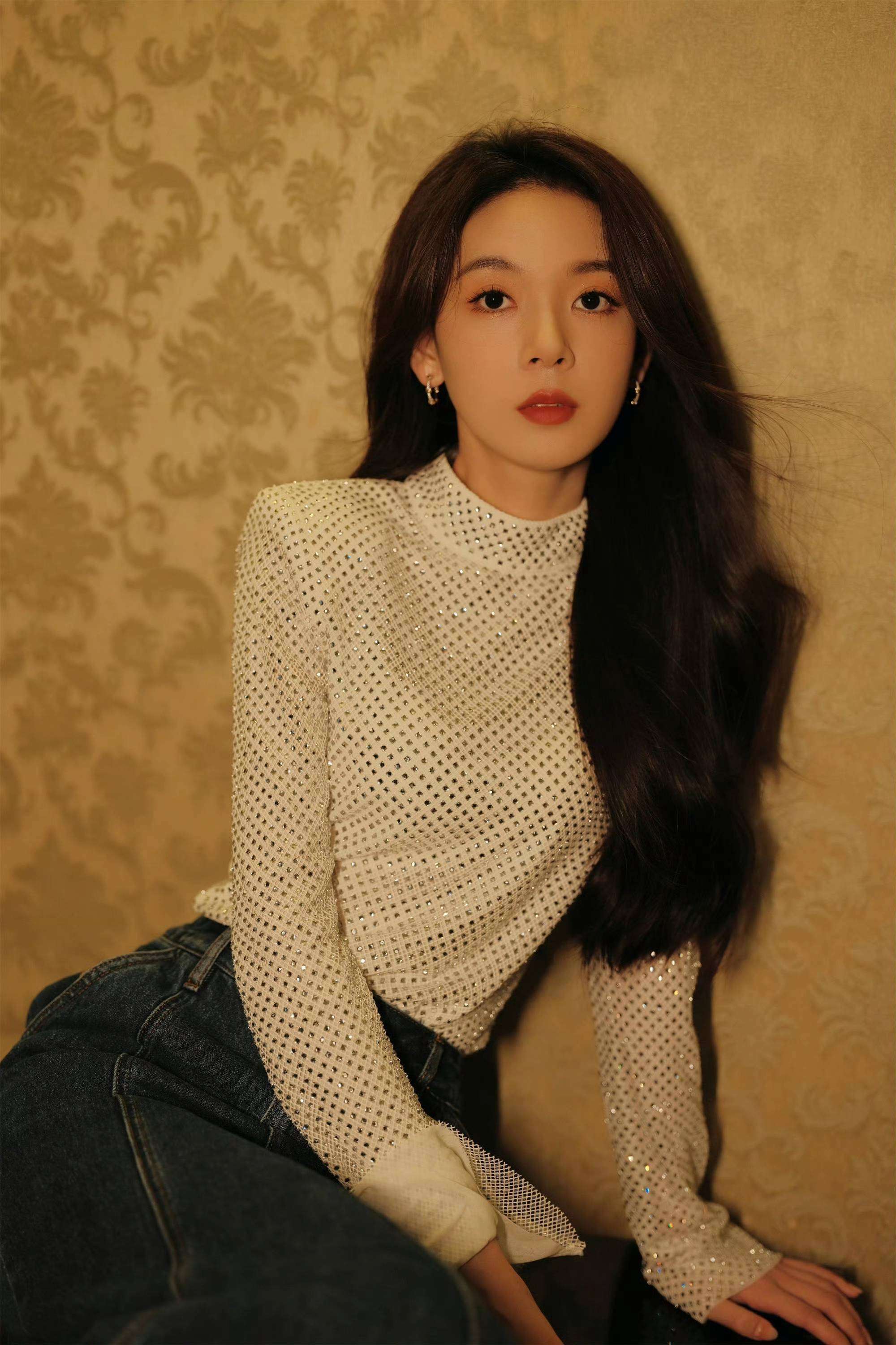 陈瑶长发朱唇复古写真奏响时光里的惊艳回响