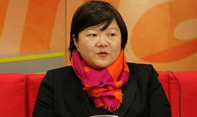 在谈到母亲在上海购买的房子时,洪晃表示:我妈妈章含之在上海买的那套