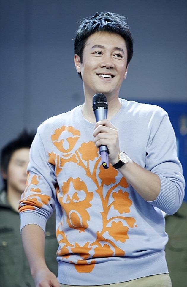 他连续上春晚23次,被富婆老婆倒追8年,两儿子浓眉大眼颜值逆天