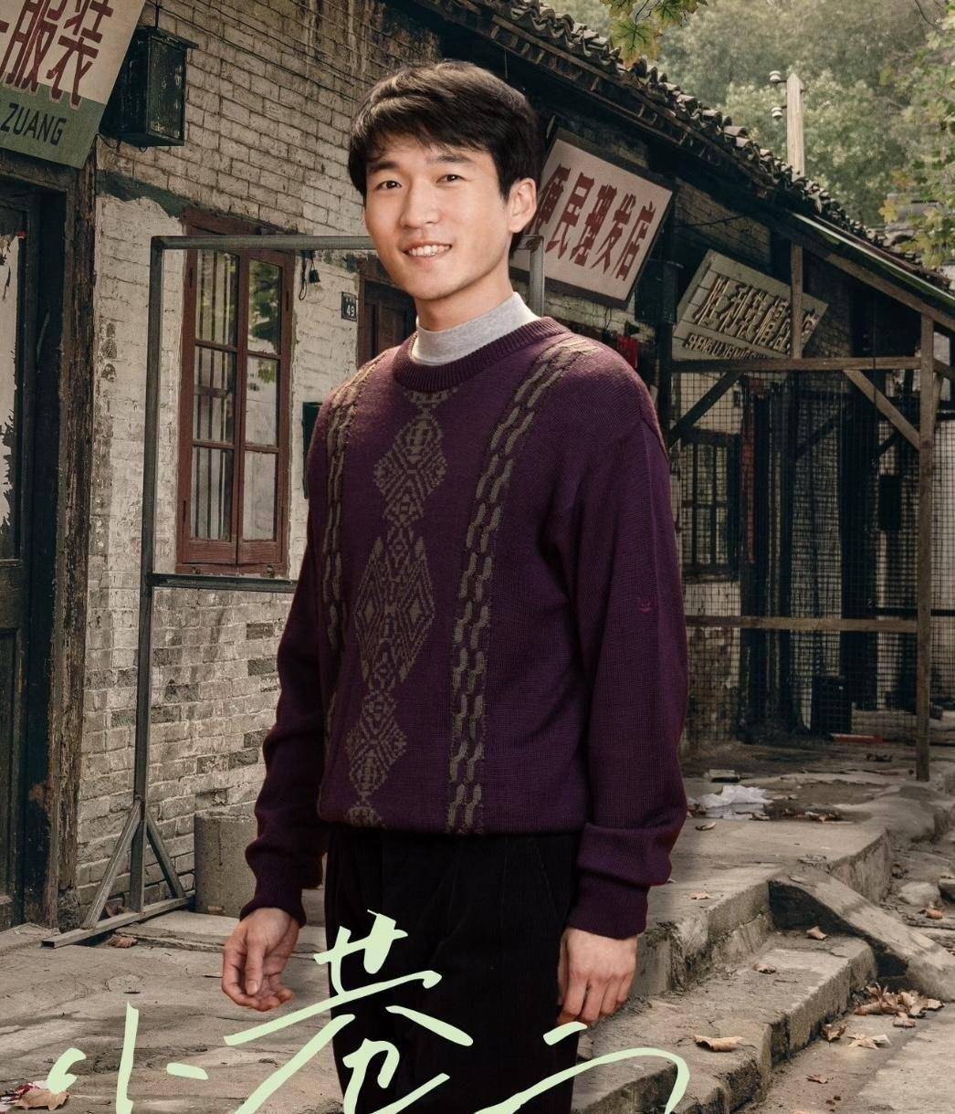 演员石云鹏被偶遇,穿棉袄提大袋子满脸痘,给路人签名动作好老实