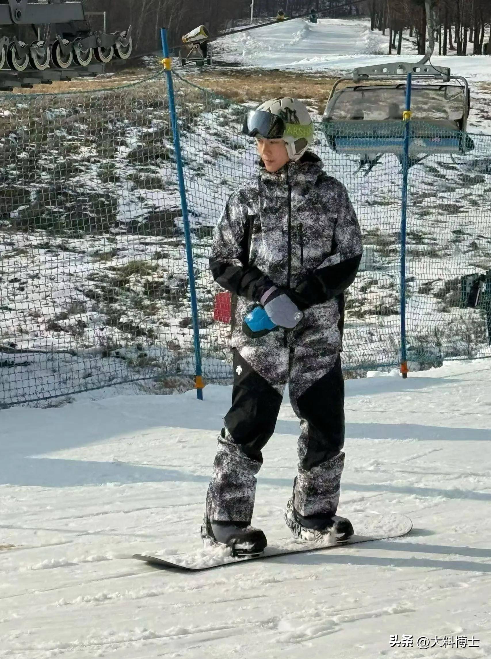 陈伟霆现身长白山滑雪用单板很帅事前恳请游客不要发摔跤照