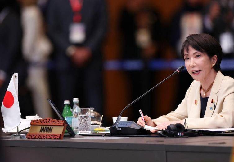 美军撤离高市，特朗普未现身，解放军连续8天实弹射击应对日方紧