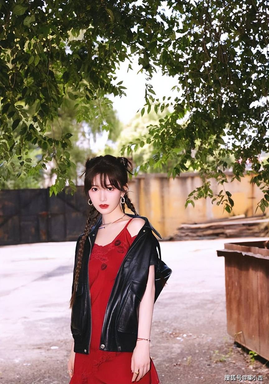 不愧是冻龄女神,37岁毛晓彤穿皮衣红裙,少女感直接拉满了