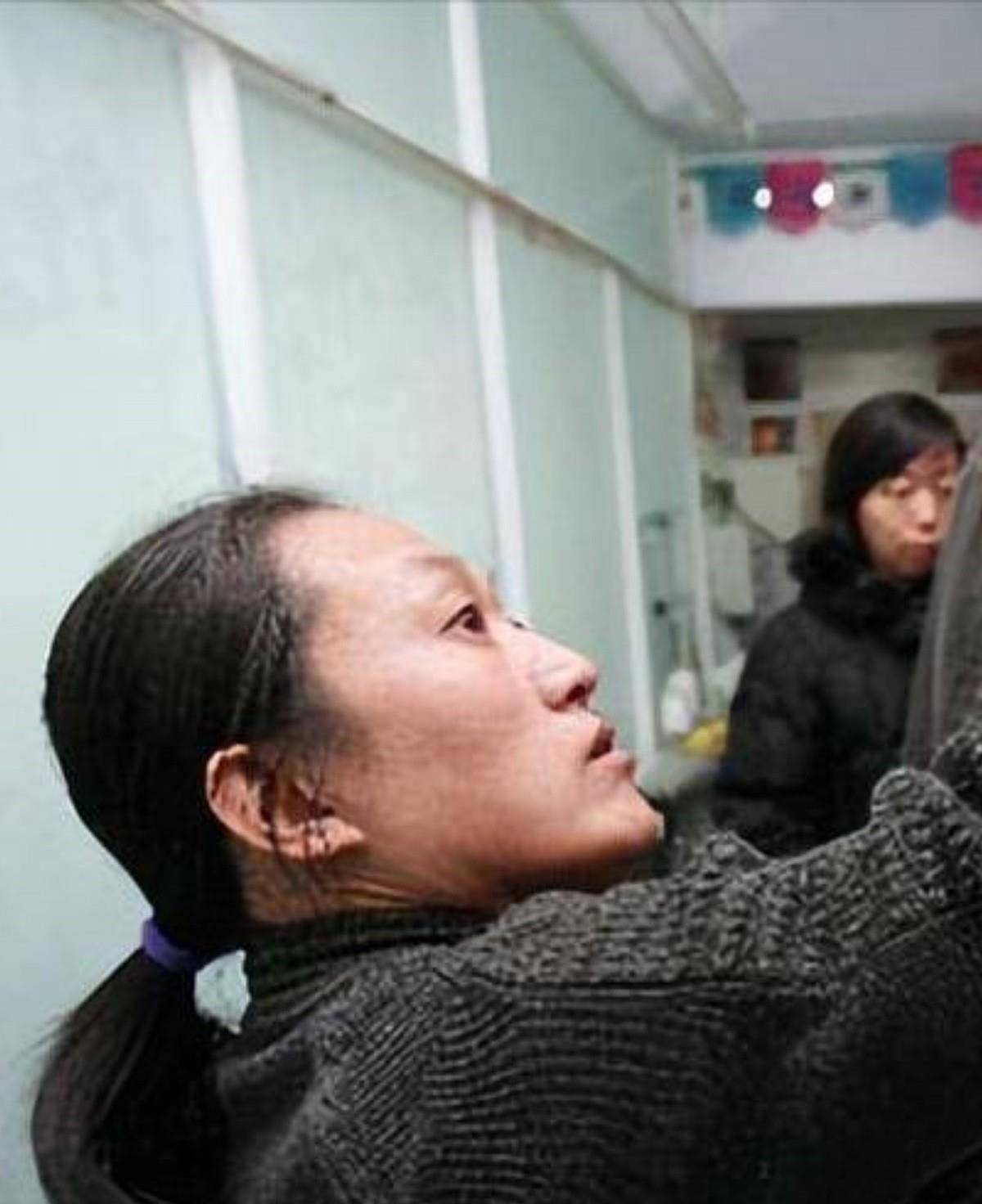 2006年,艾冬梅与队友们因财产纠纷将教练王德显告上法院,最终她们获得