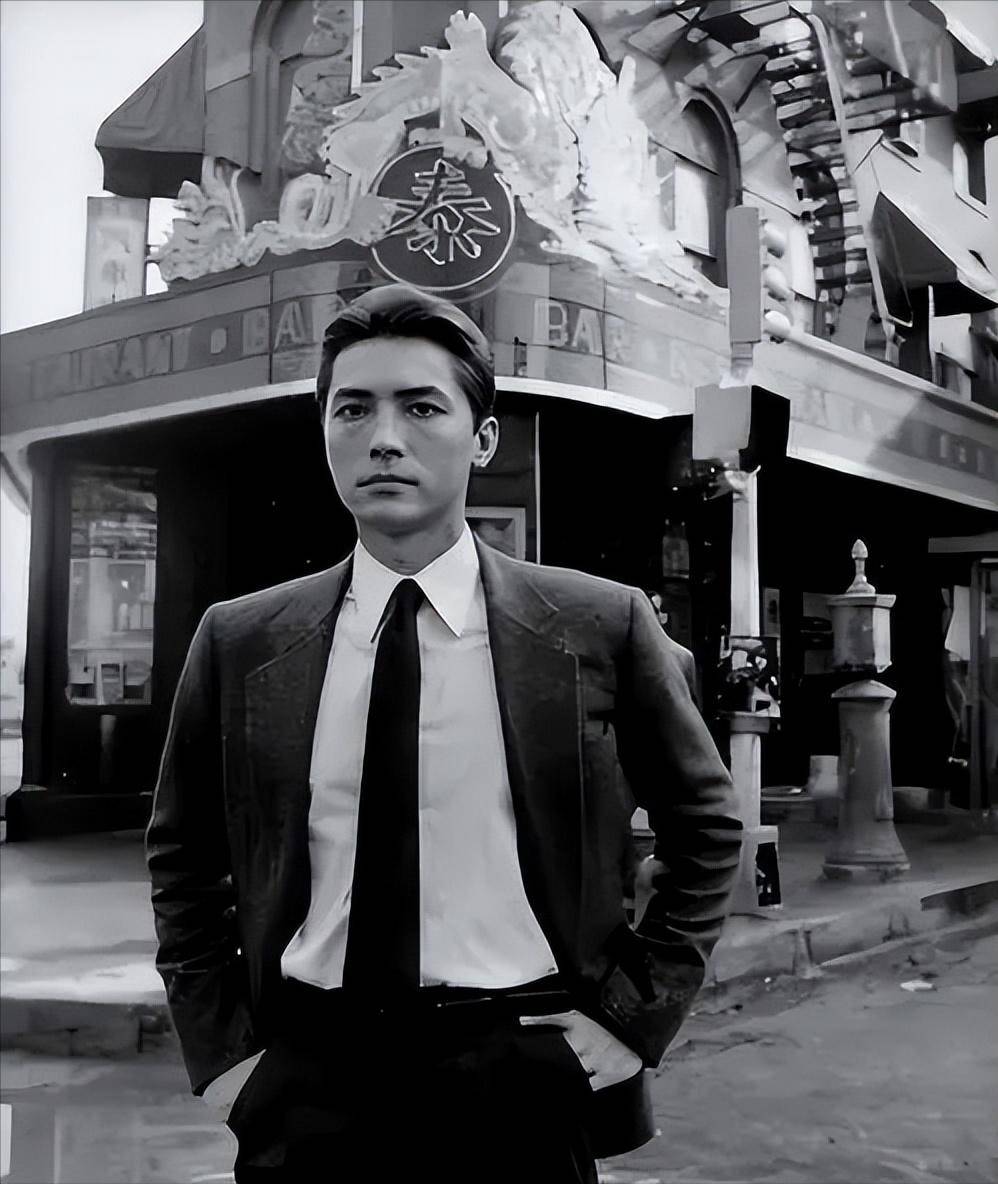 亚洲第一美男尊龙,林青霞为看他一夜不睡,73岁无妻无子和狗相伴