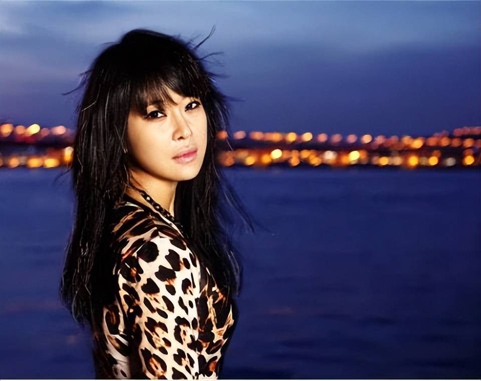 她被誉为"韩国歌后",曾遭男友偷拍"私密"视频,一度想要轻生