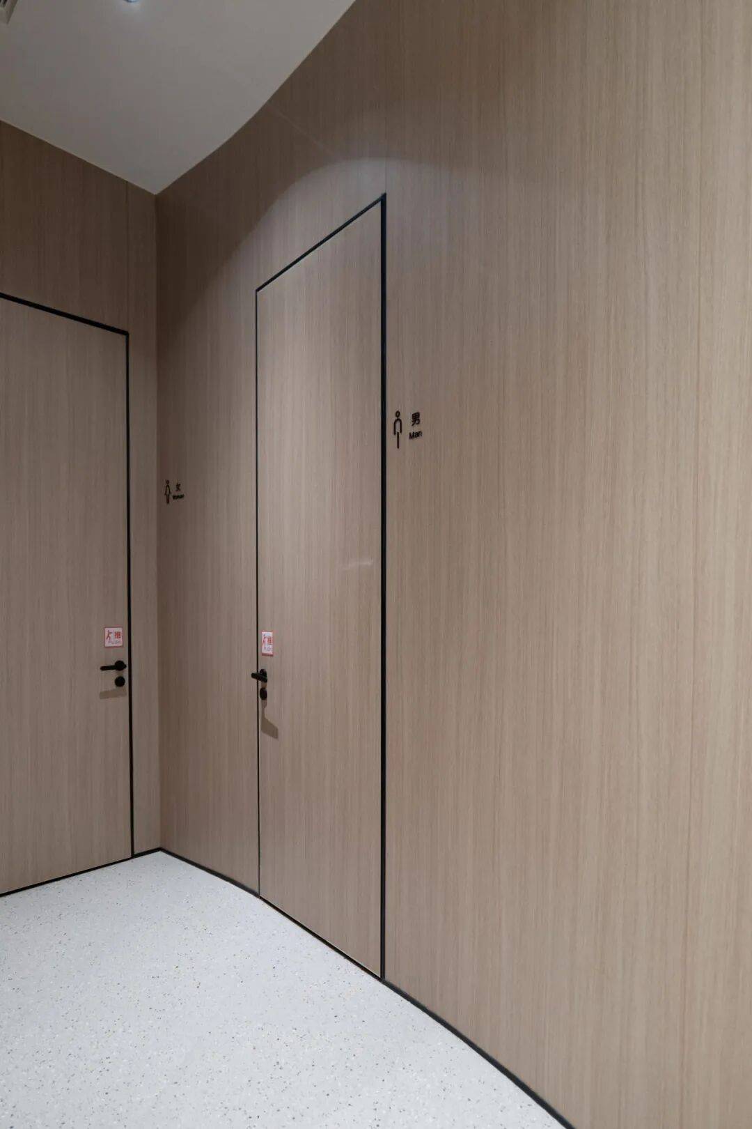 金属复合板刚好解决了这一痛点常规的墙板最高只能做到3米高度定制,一