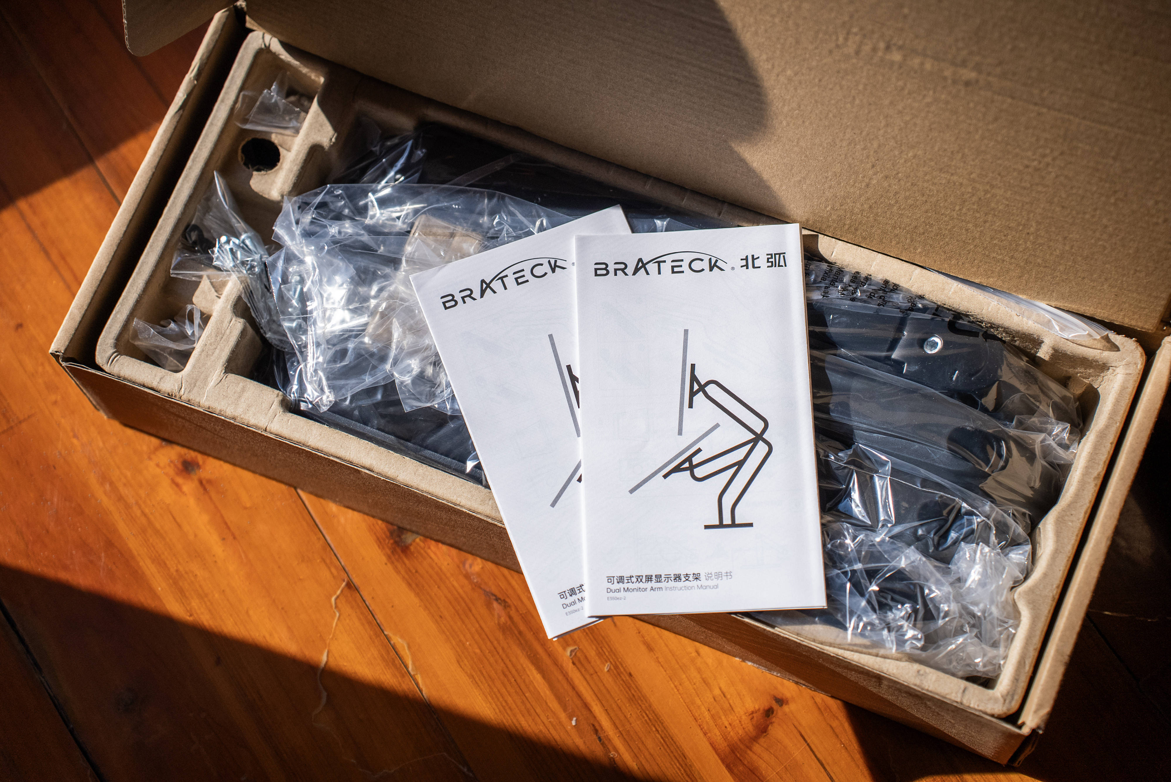 显示器标配底座太矮又太占桌面空间？北弧显示器支架了解一下