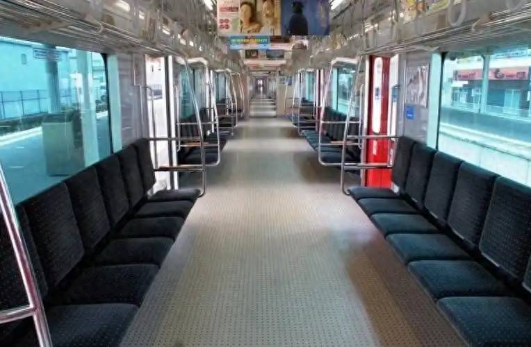 日本网友晒京都空荡荡车厢，称中国游客少了真舒服，引千万人热议 -华闻时空