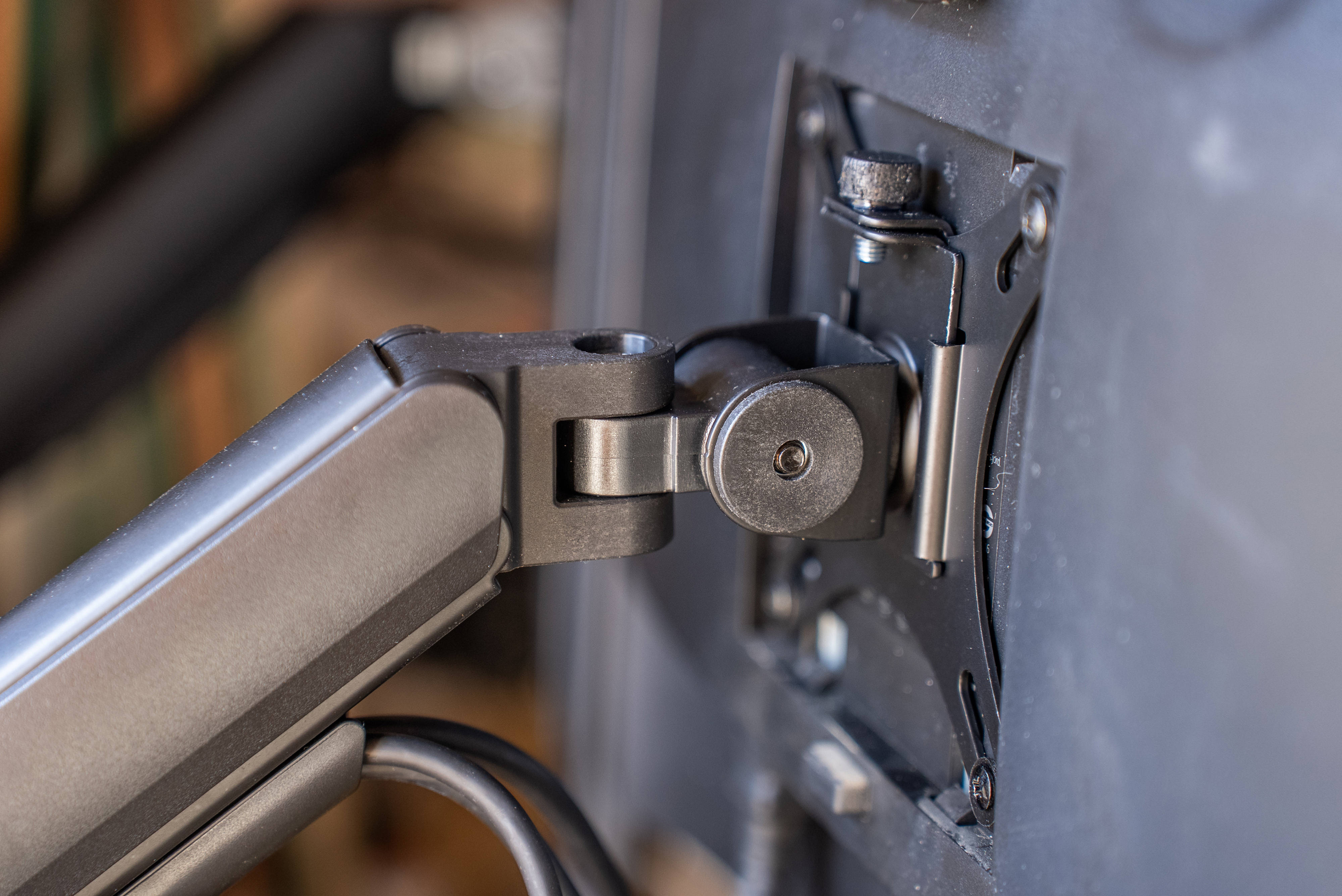 显示器标配底座太矮又太占桌面空间？北弧显示器支架了解一下