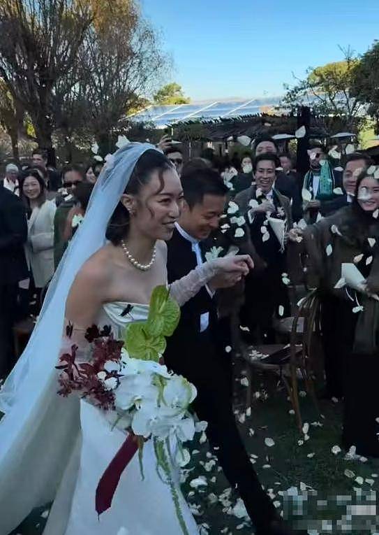 霍家三公子大婚，新娘婚纱简单小腹微凸，霍震庭朱玲玲低调出席（组图） - 5