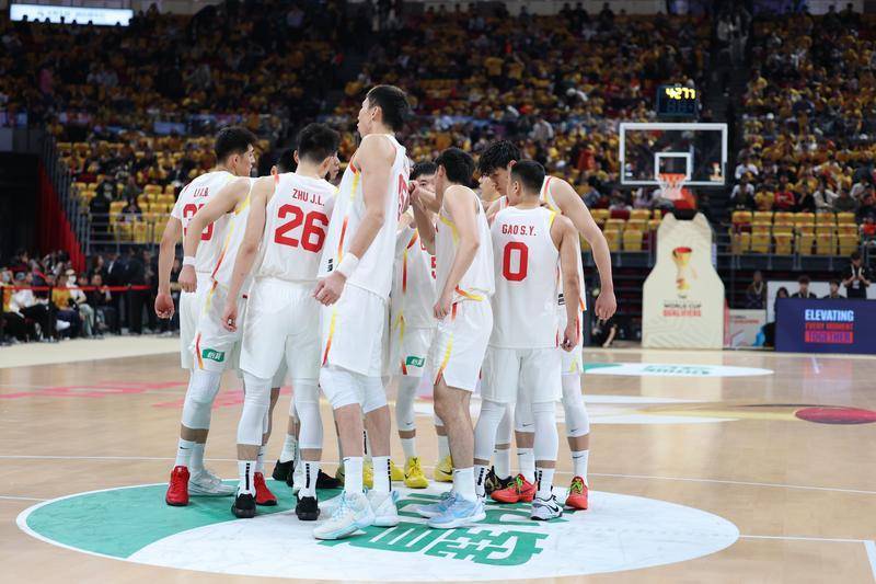 没看懂！关键时刻连失后场篮板 周琦+大秋未发挥优势