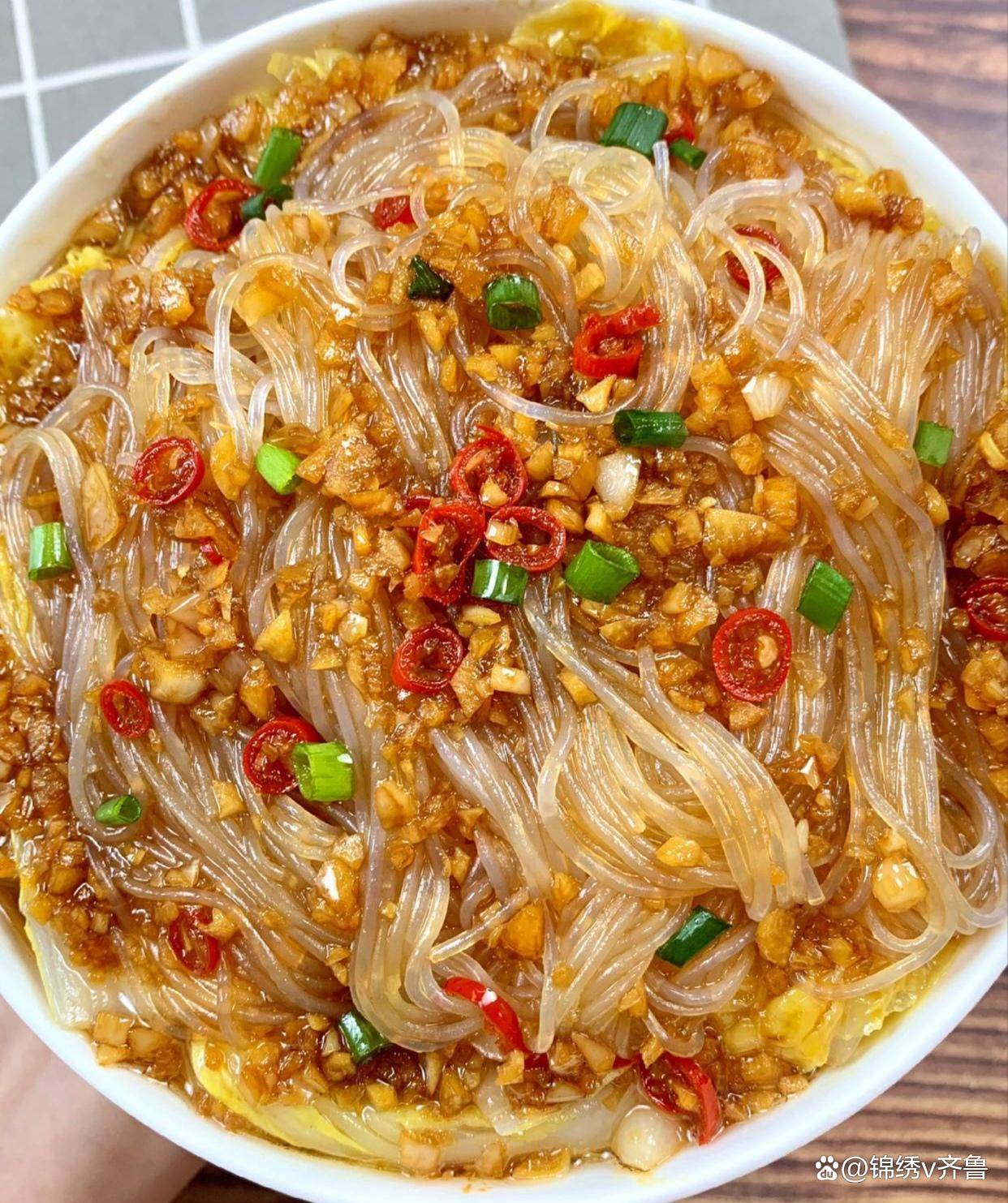 四蒜蓉粉丝调味根据口味加入生抽和白胡椒粉最后撒上葱花增加香气