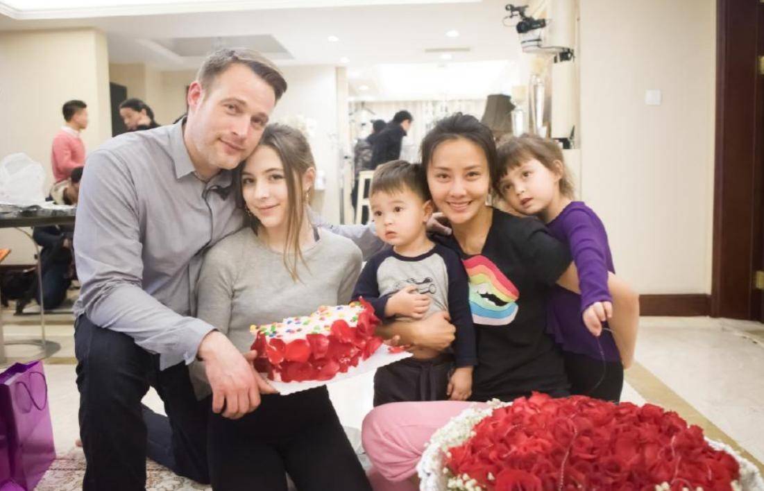 马雅舒嫁外国老公翻车,继女一句话揭重组家庭真相