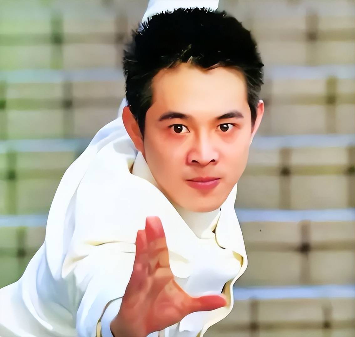 看李连杰与黄秋燕合影,再看他和利智的合影,生理性喜欢显而易见