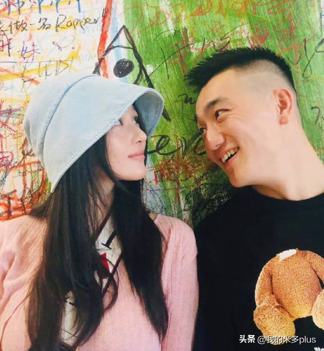 张馨予陪妈妈喝下午茶何捷岳母戴3万项链很优雅一家子高颜值