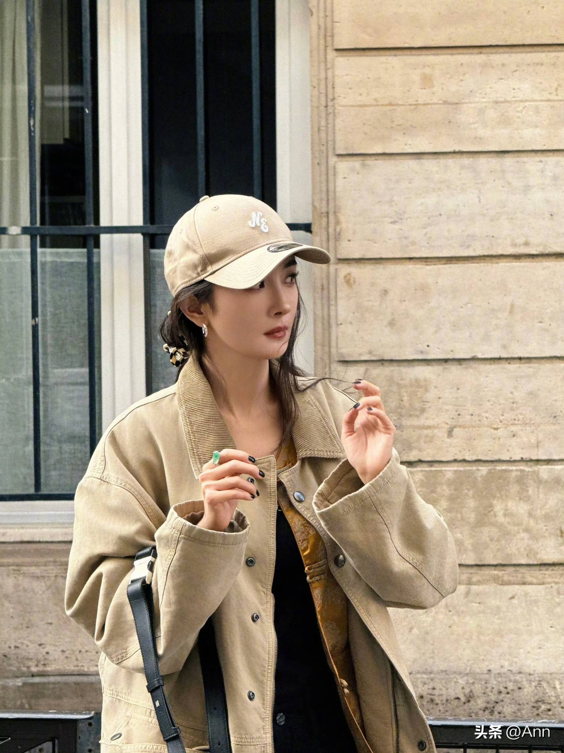 杨幂国庆晒旅游美照39岁扎麻花辫配新中式状态嫩成女大学生
