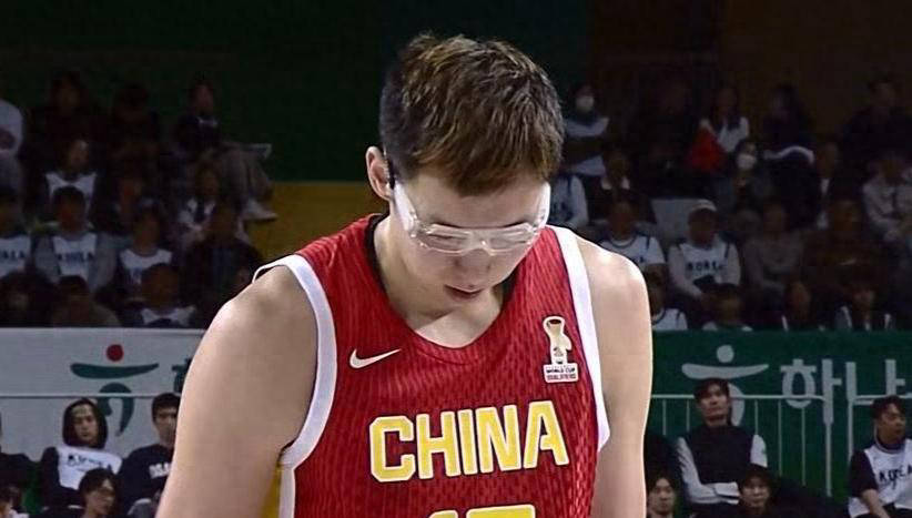 世预赛精彩战报：中国男篮连遭两败，日本与韩国强势连胜，最新积分榜揭晓