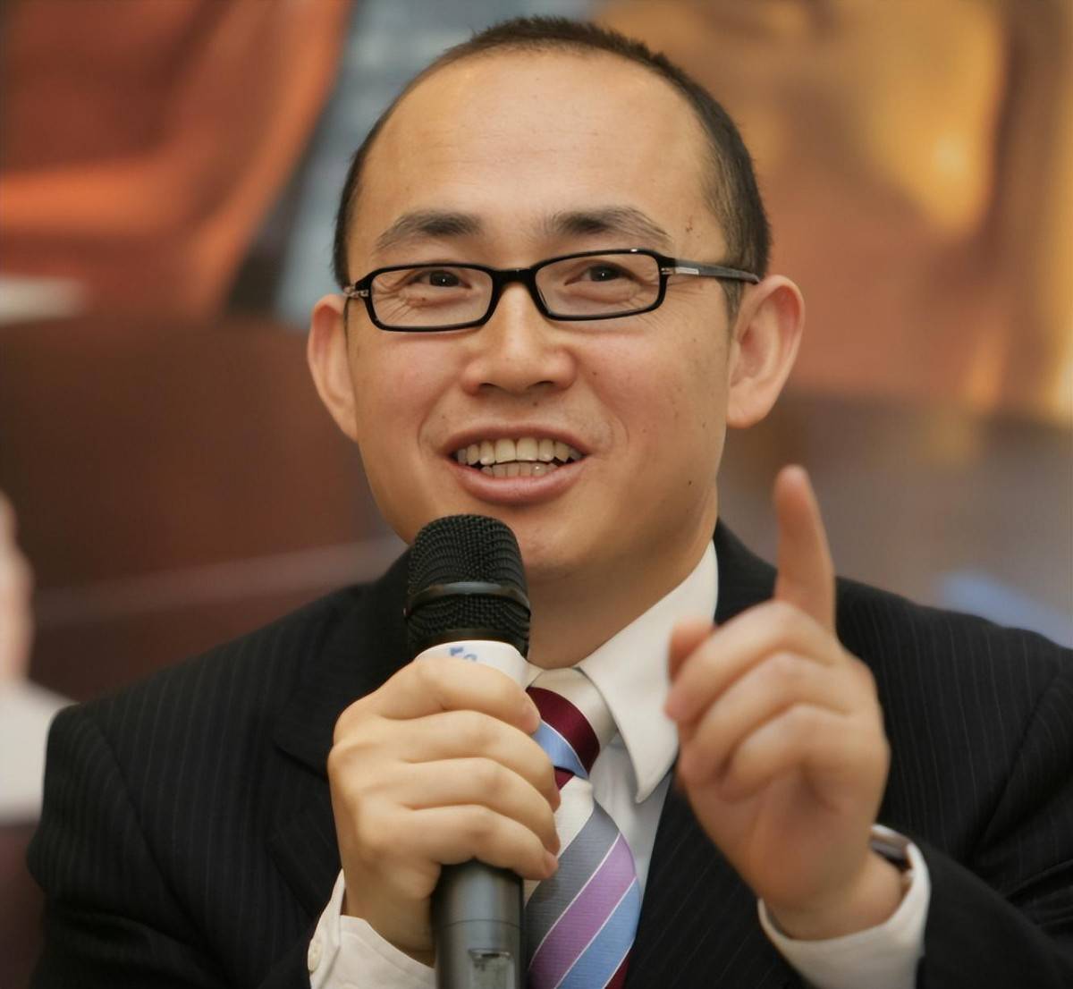 钱再多有什么用?罕见缺席捐款名单的王健林,也走上潘石屹老路