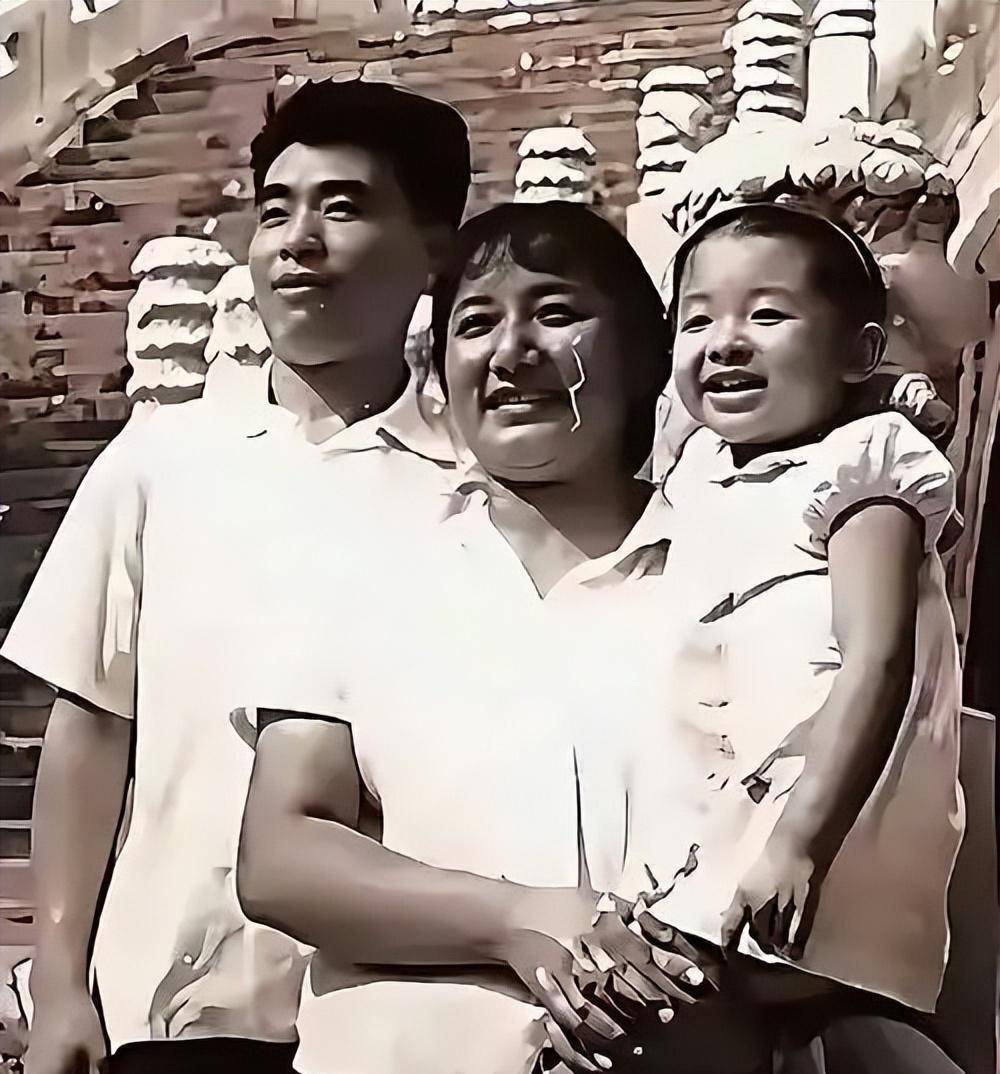 韩红30年藏军人父亲真相,救灾翻车后揭开奶奶两毛钱往事