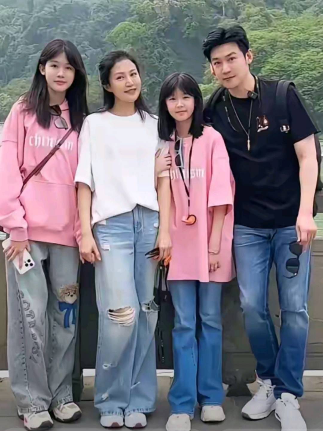 郭京飞上大孤山祈福47岁鲍莉同行变胖了好多没姐姐鲍蕾好看了