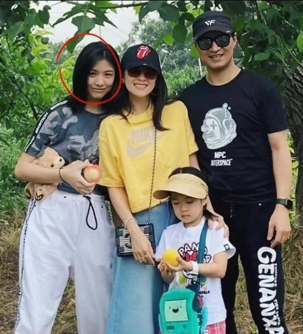 小苹果没想到54岁仍不安分的爸爸汪峰这次让她里子面子都没了