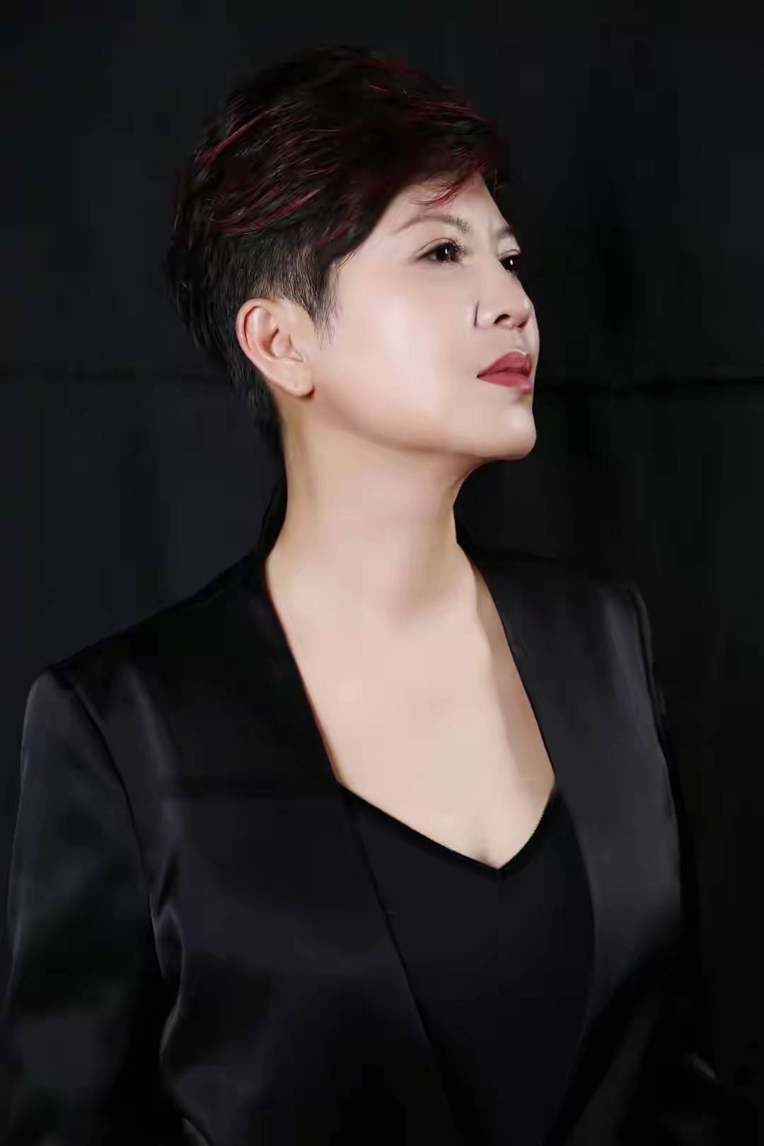 歌手杭天琪敢爱敢恨再婚后43岁高龄为小丈夫生儿子人生完满