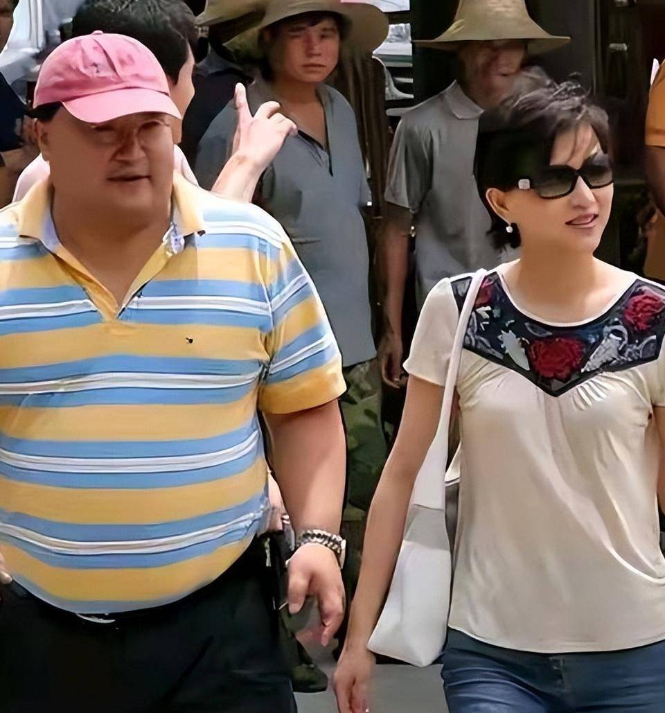 凤凰落地?57岁央视主持人上海参加活动,脸肿皱纹多,假发套抢镜