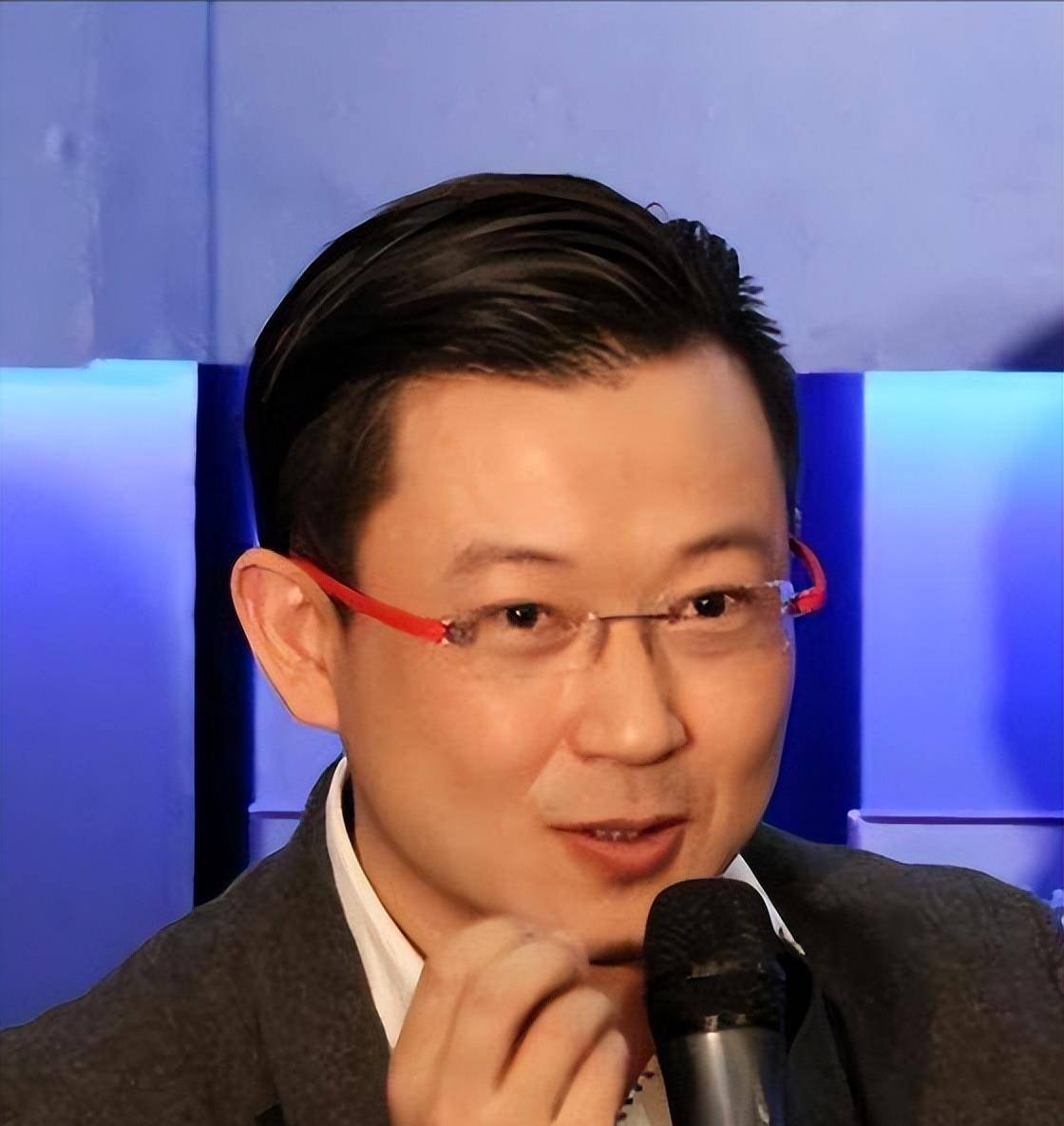 田明出生于上海一个普通家庭