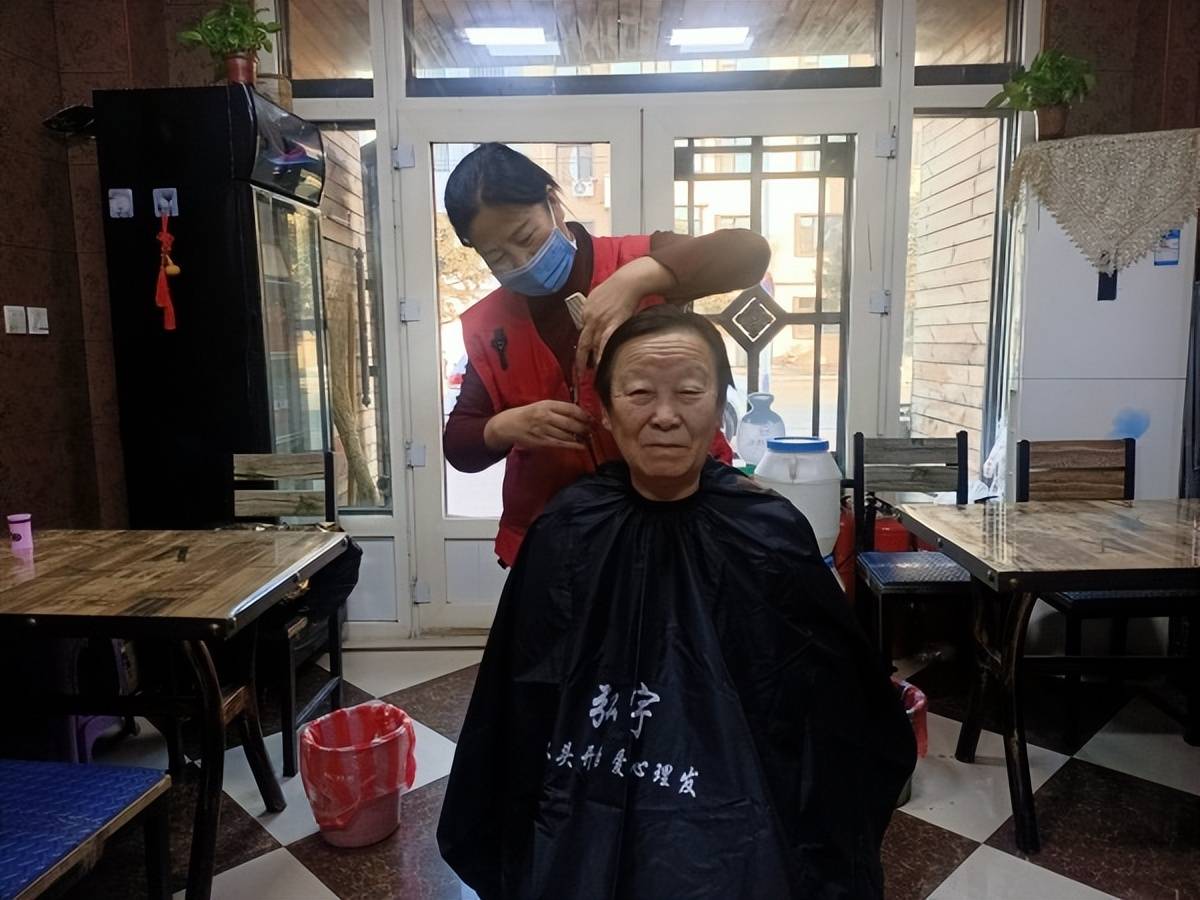 安达市弘宇文化家庭和谐促进会开展残障老人义务理发活动