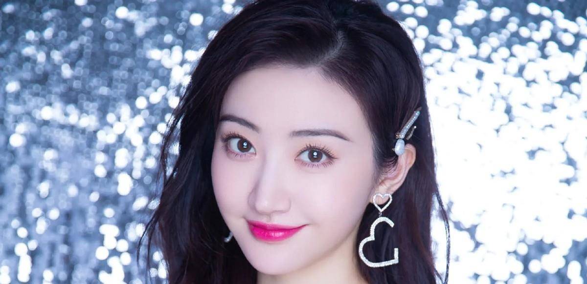成龙不敢碰她,王思聪不敢撕她,甄子丹抱不到她,却被他当众亲了