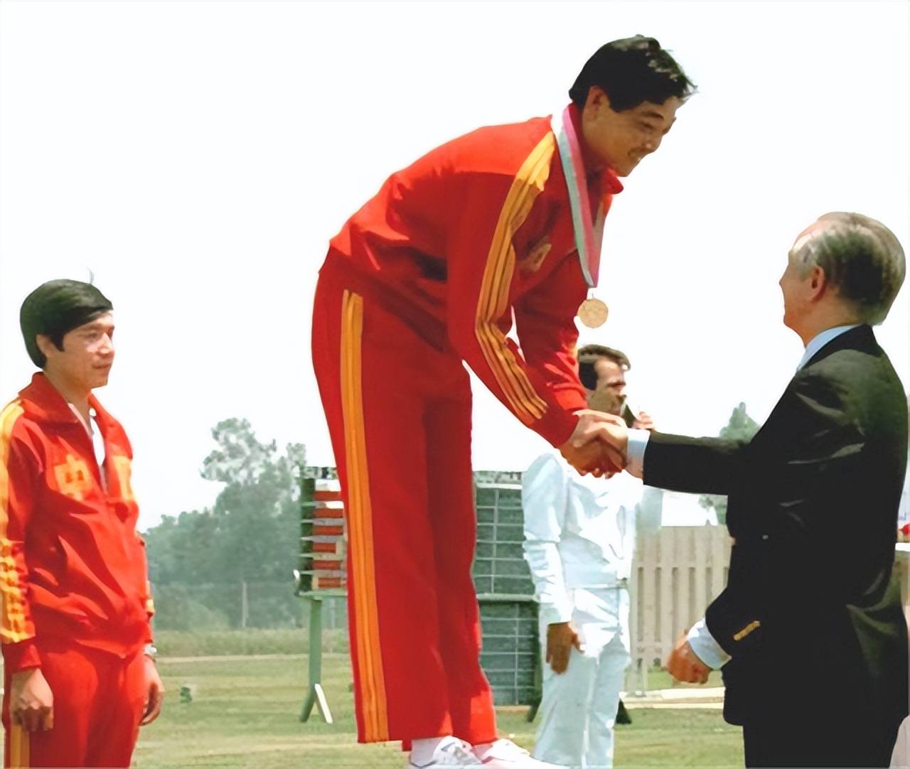 射击冠军许海峰:为国家夺金,却愧对妻儿一生,如今65岁面容憔悴