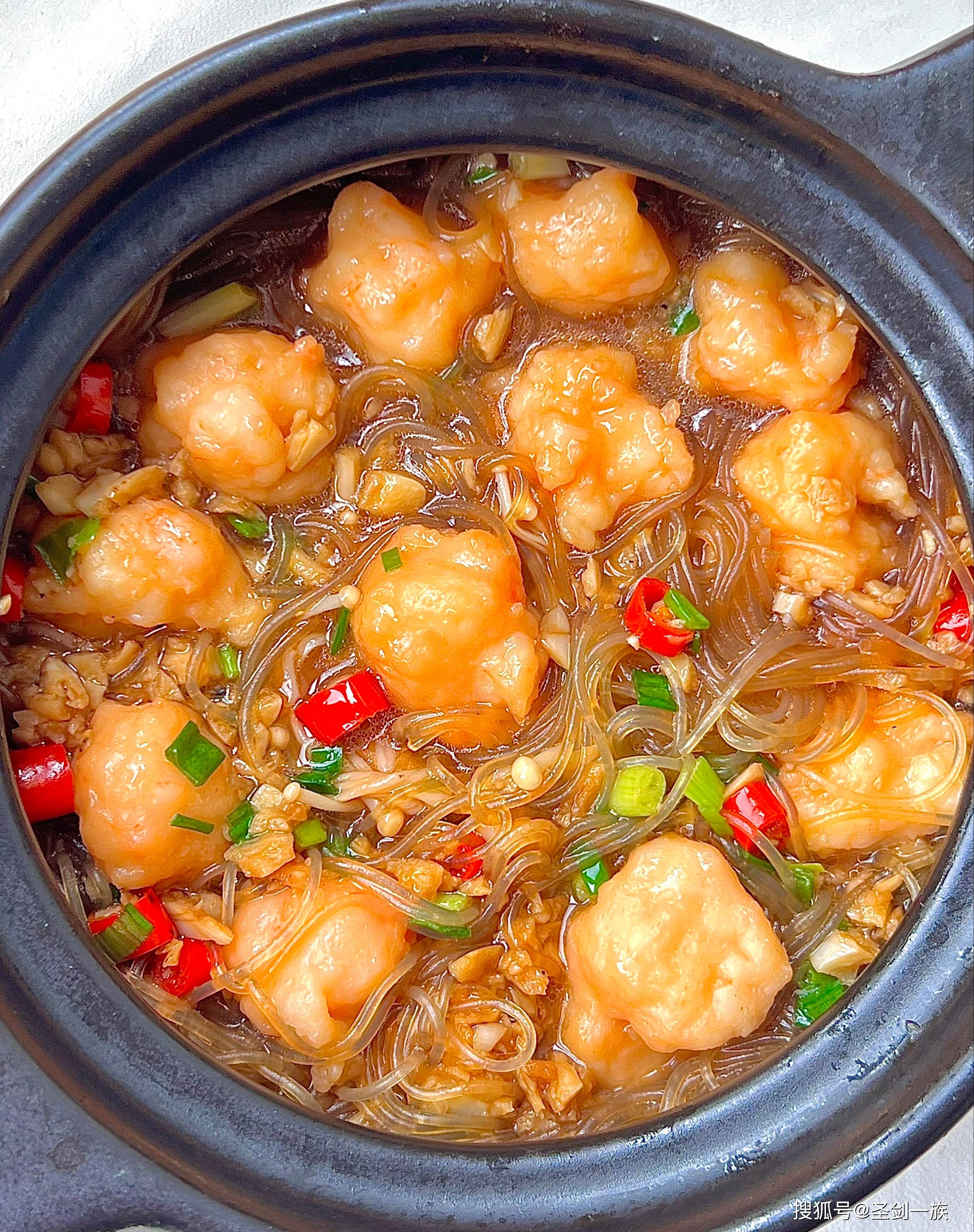 食材准备粉丝虾丸花菜菠菜黄灯笼椒盐鸡粉制作步骤1