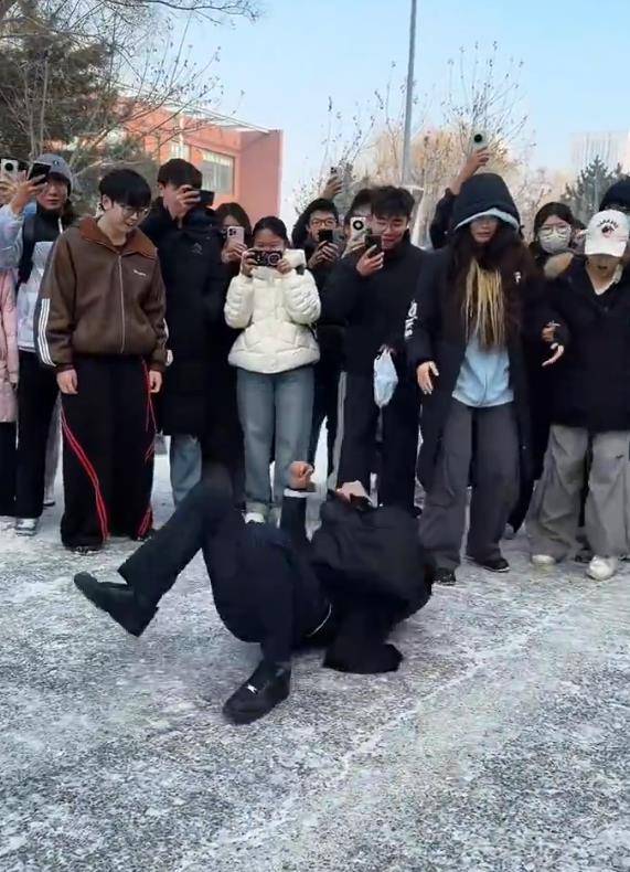 街舞博主回应大学即兴表演被请出:报备错校区,保安叔叔很尽责 插图4 街舞博主回应大学即兴表演被请出:报备错校区,保安叔叔很尽责 插图4