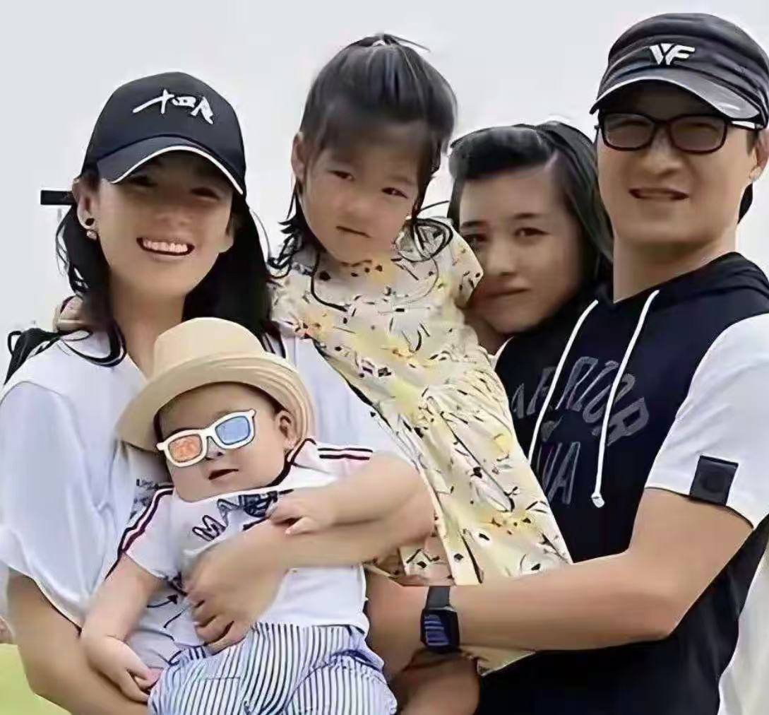 汪峰和章子怡嘿咻指数_汪峰陪女儿醒醒干农活视频_醒醒与汪峰的温馨互动