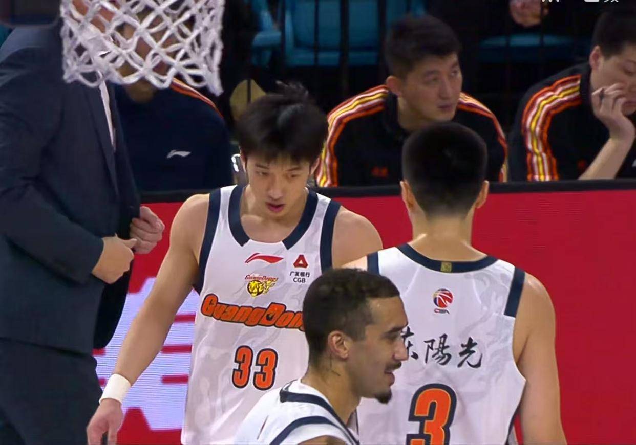 与广东队交易杨溢？深圳一号位告急，或送朱芳雨男篮国青锋线！