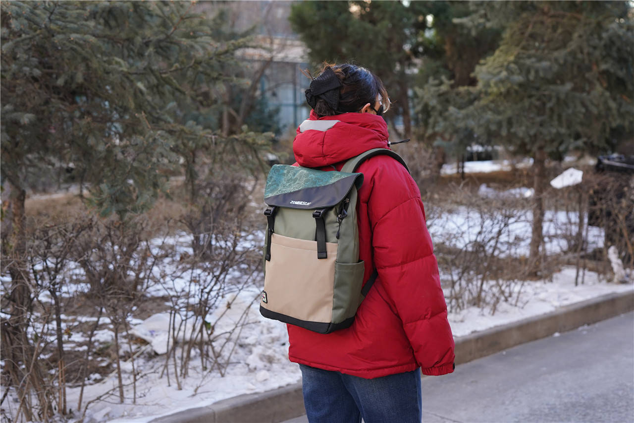 青橙微熟魔鬼猫时尚大容量双肩包日常使用蛮好