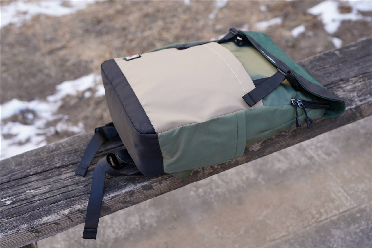 青橙微熟魔鬼猫时尚大容量双肩包日常使用蛮好