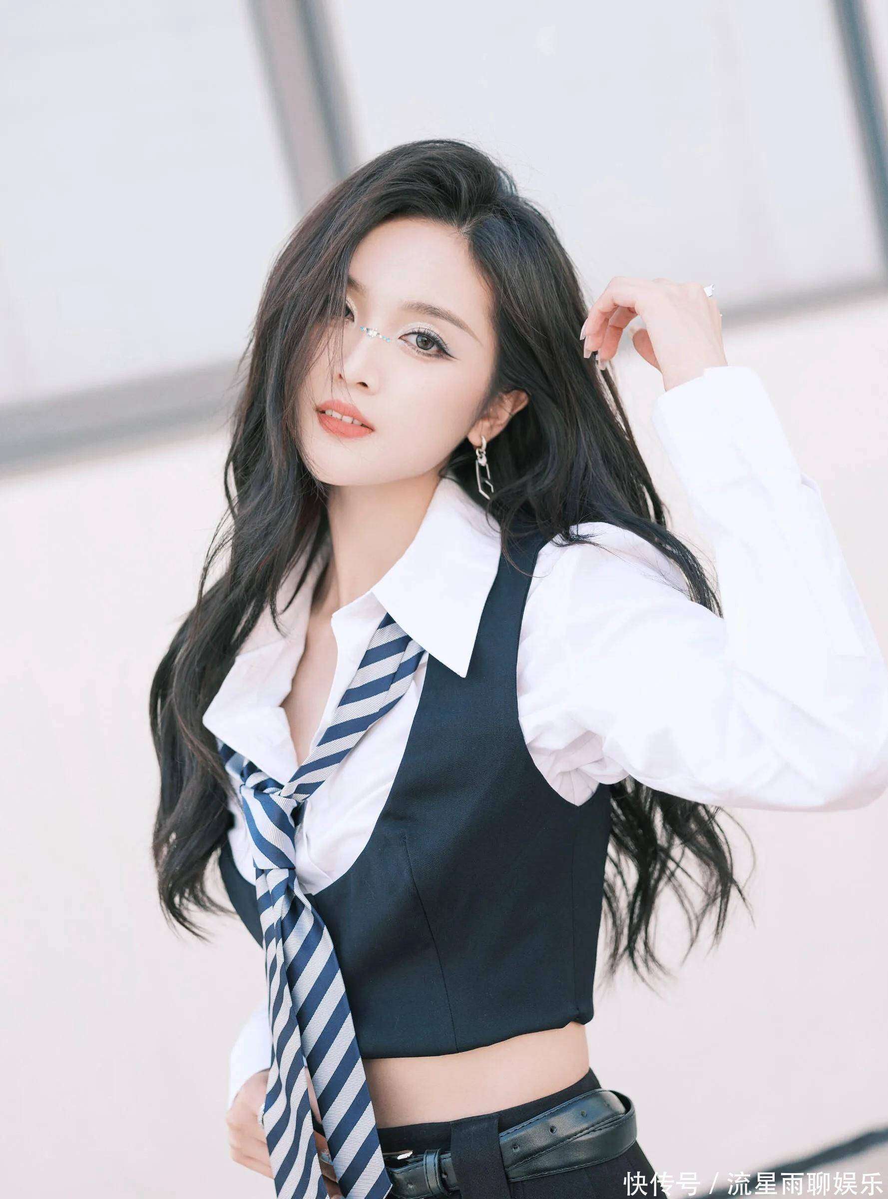 我的天,人间尤物吴宣仪白衬衣黑裙子,好甜好美的校园学姐