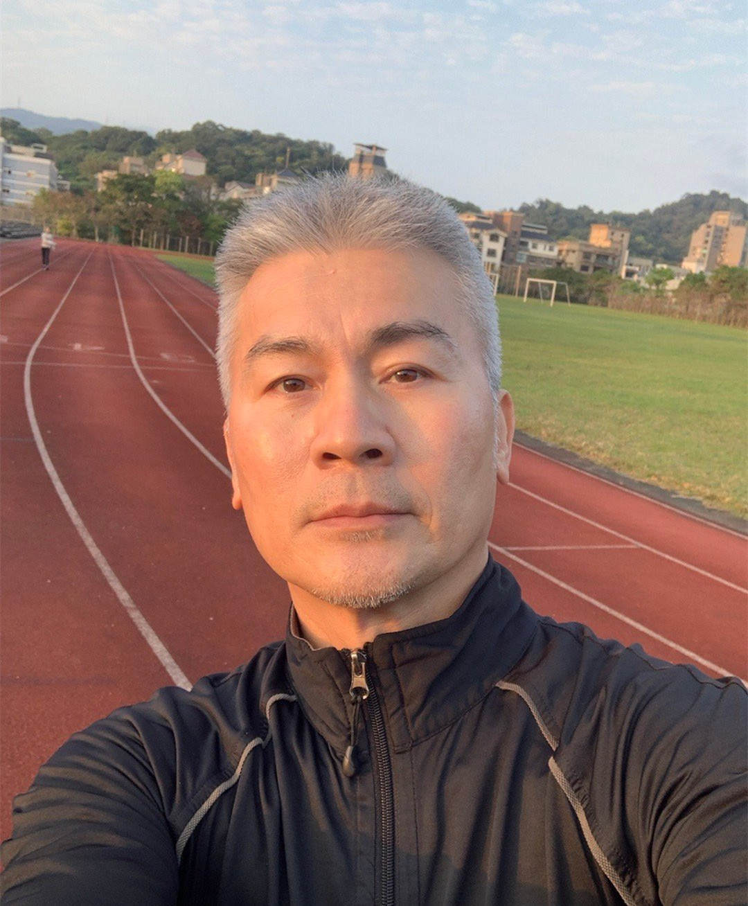实现财富自由后他选择移居美国住豪宅开豪车无妻无子很潇洒