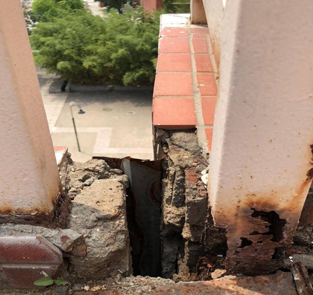 郑州新枫杨学校栏杆断裂学生坠楼重伤 事故