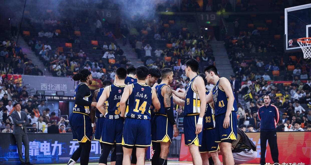 广东队狂飙砍下70+17！徐杰连爆两场表现完胜胡明轩，实力担当头牌无疑