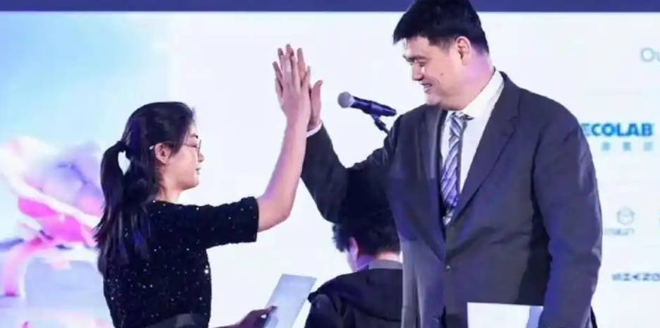 15岁身高2米，姚沁蕾加盟中国女篮？姚明官宣决定，女儿国籍或成阻碍