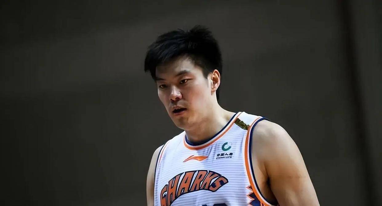 焦泊乔这种表现让球迷想到了广东名宿董瀚麟