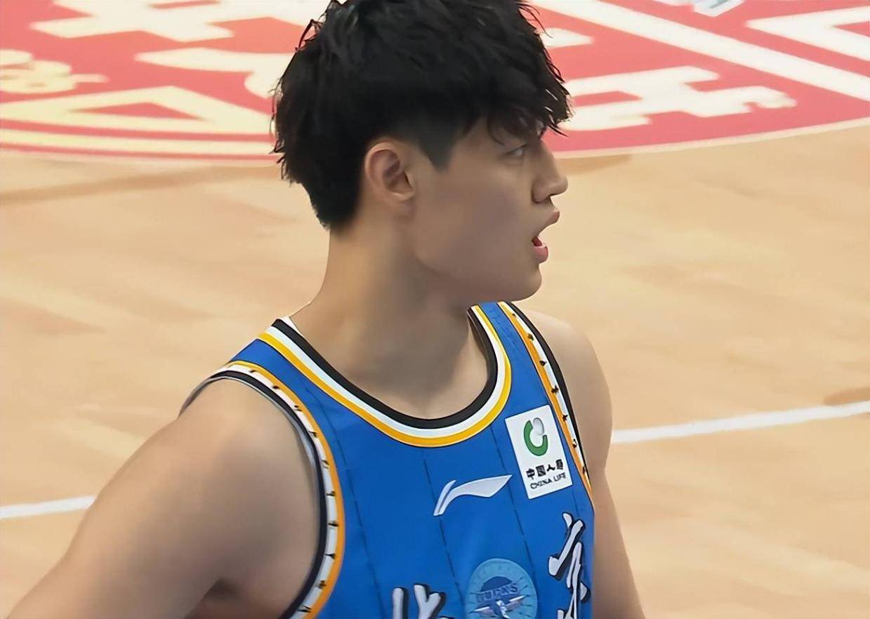 京粤大战！斯佩尔曼大爆发，曾凡博首秀给力，胡明轩依旧拉胯