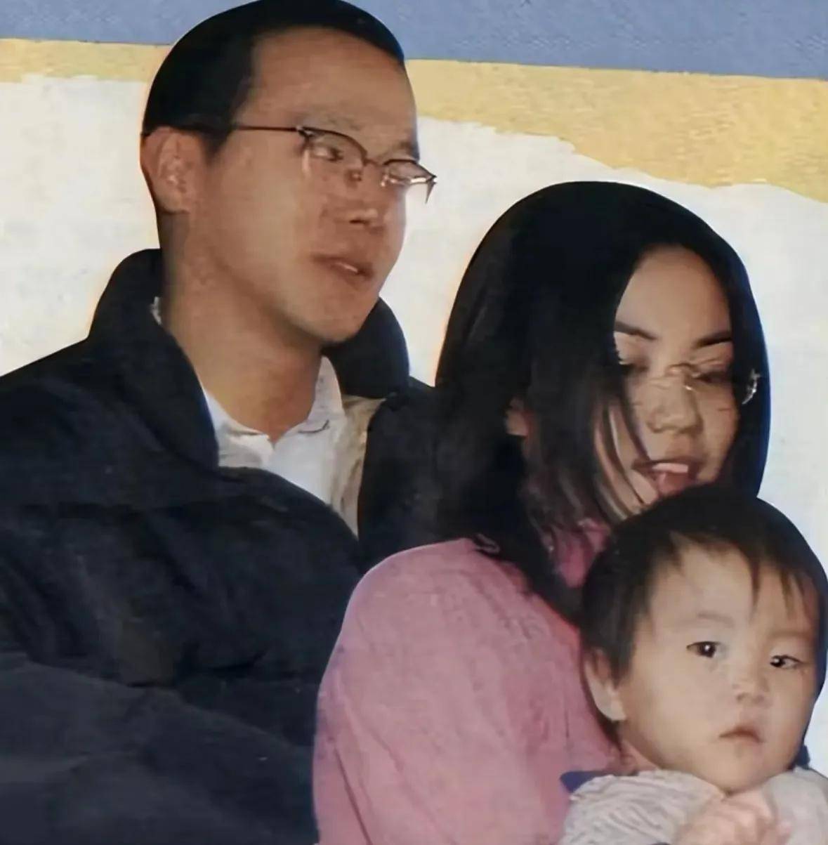 窦唯29岁的女儿窦靖童遗传了王菲的嗓子与那英同台合唱