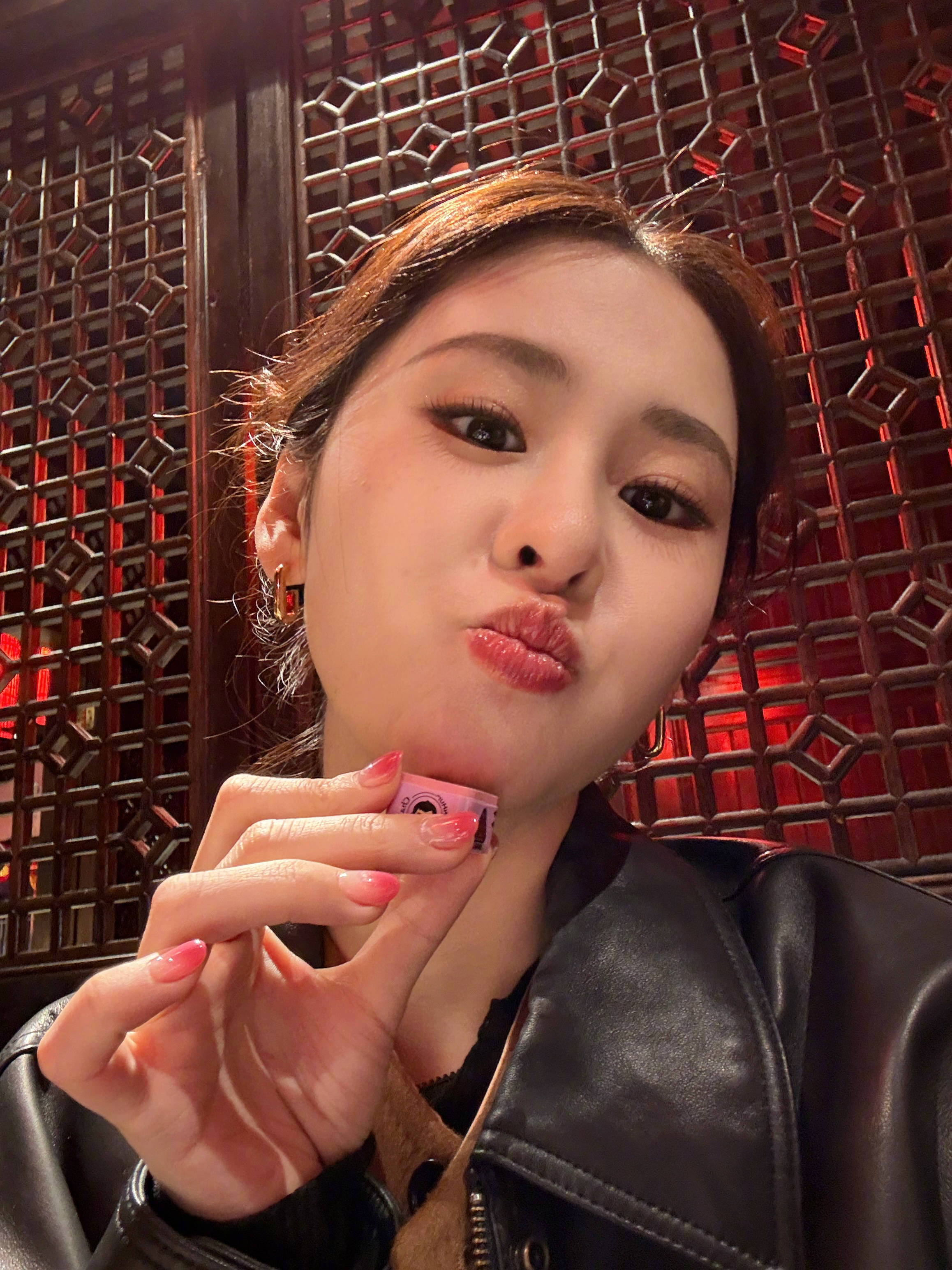 歌手张碧晨与丁俊晖打球合影 岳云鹏评论:下次带上我